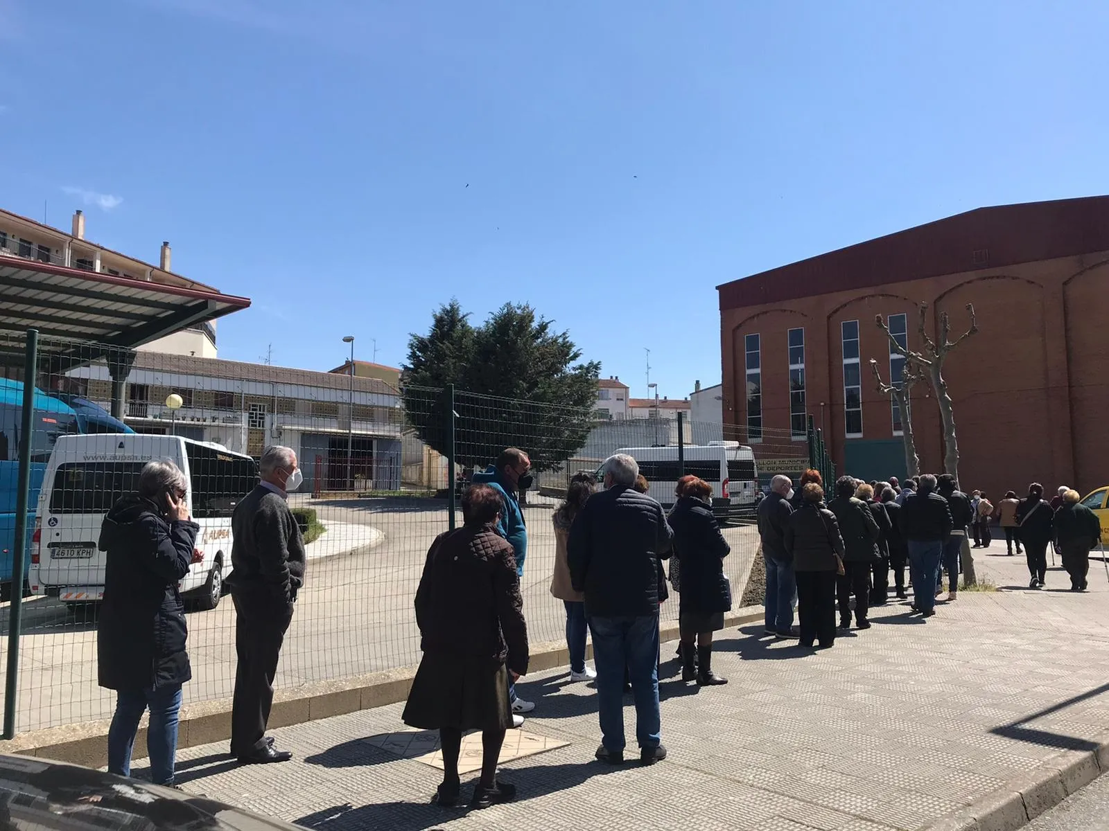 Larga cola a las afueras del pabellón municipal de Alba de Tormes / Pedro Zaballos