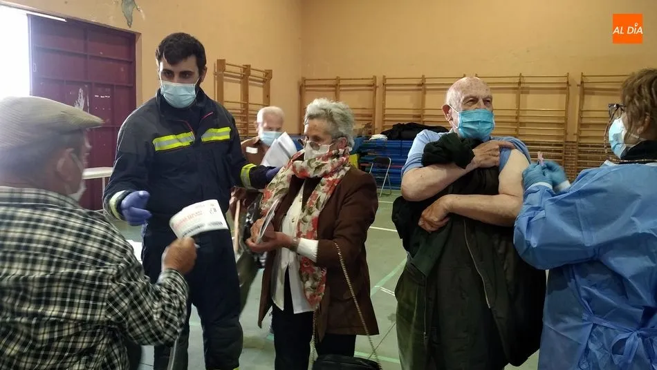 Foto 4 - Vacunados m&aacute;s de 400 mayores de 80 a&ntilde;os en la primera cita masiva celebrada en Lumbrales