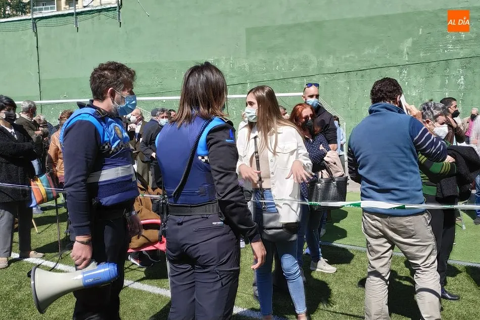 Foto 9 - Grandes colas y muy poca distancia de seguridad en la vacunaci&oacute;n masiva de B&eacute;jar