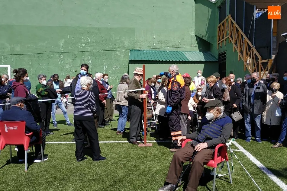 Foto 8 - Grandes colas y muy poca distancia de seguridad en la vacunaci&oacute;n masiva de B&eacute;jar