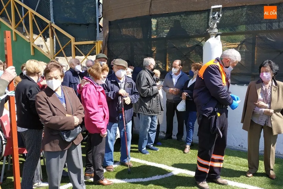 Foto 7 - Grandes colas y muy poca distancia de seguridad en la vacunaci&oacute;n masiva de B&eacute;jar