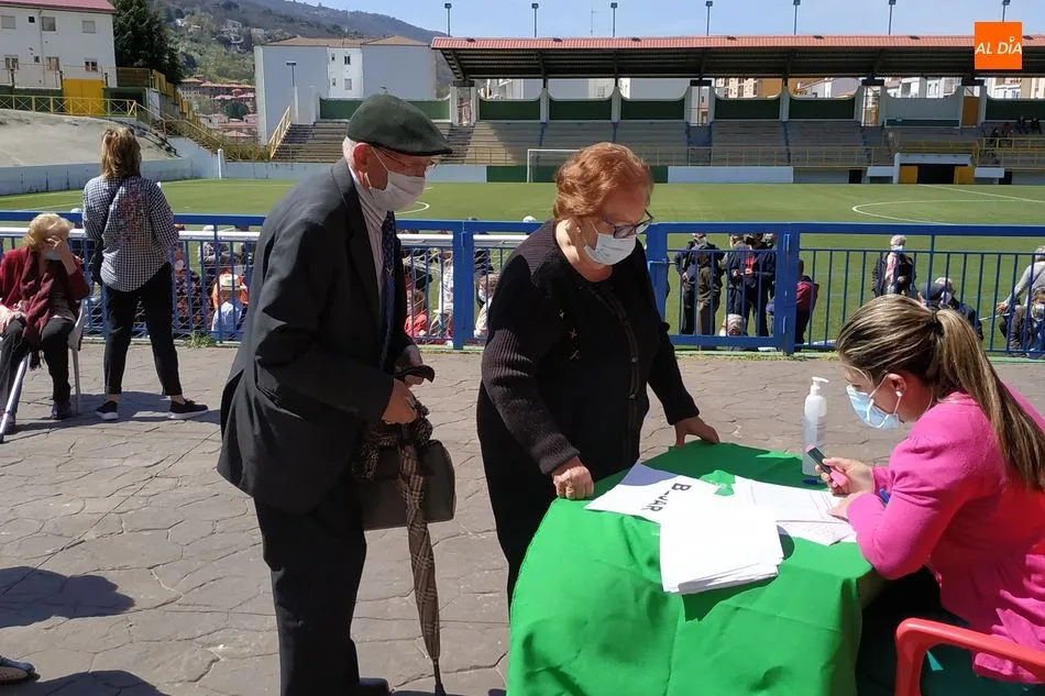 Foto 6 - Grandes colas y muy poca distancia de seguridad en la vacunaci&oacute;n masiva de B&eacute;jar