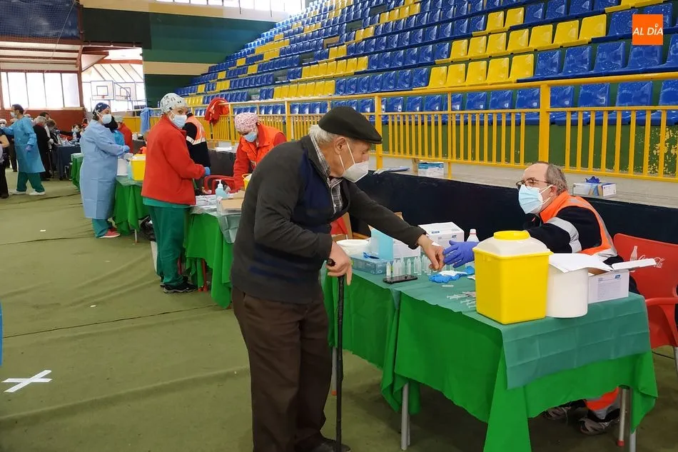 Foto 4 - Grandes colas y muy poca distancia de seguridad en la vacunaci&oacute;n masiva de B&eacute;jar