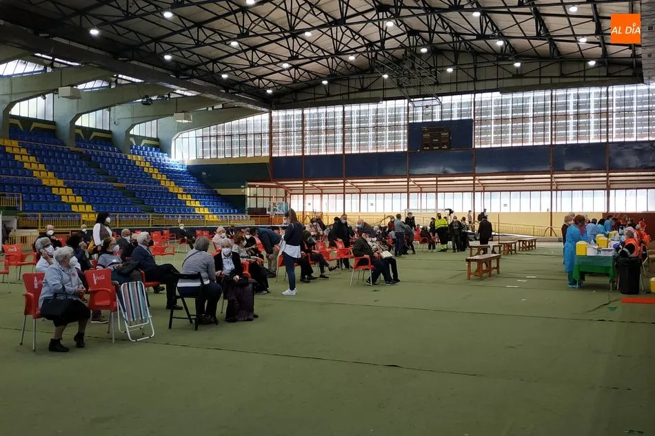 Foto 3 - Grandes colas y muy poca distancia de seguridad en la vacunaci&oacute;n masiva de B&eacute;jar