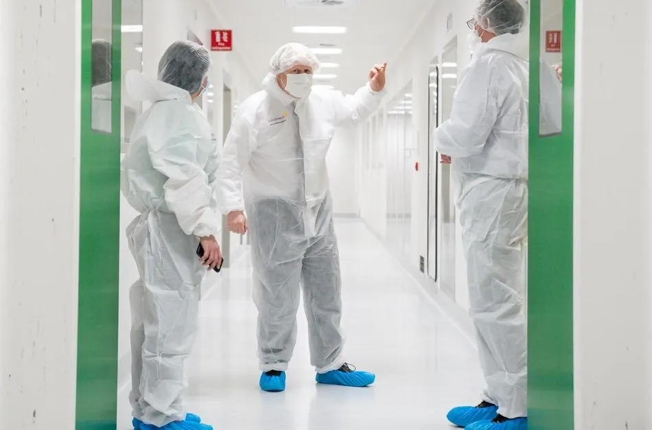 Boris Johnson visita instalaciones de AstraZeneca. Foto: EP