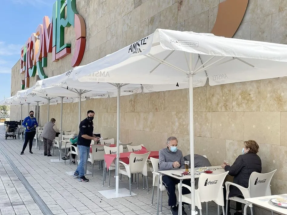 Terrazas exteriores del Centro Comercial El Tormes