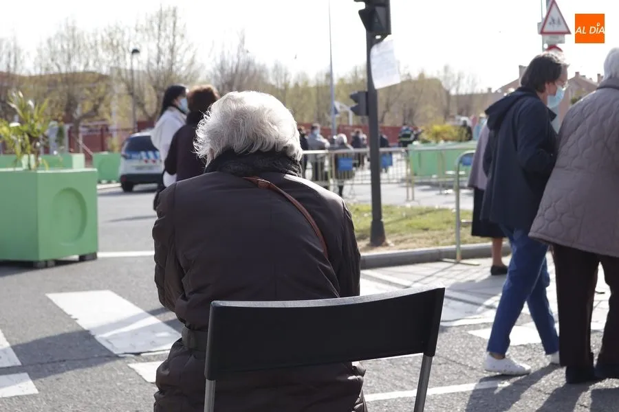 Foto 9 - Respuesta multitudinaria de los mayores de 80 a&ntilde;os a la vacunaci&oacute;n masiva en el Multiusos