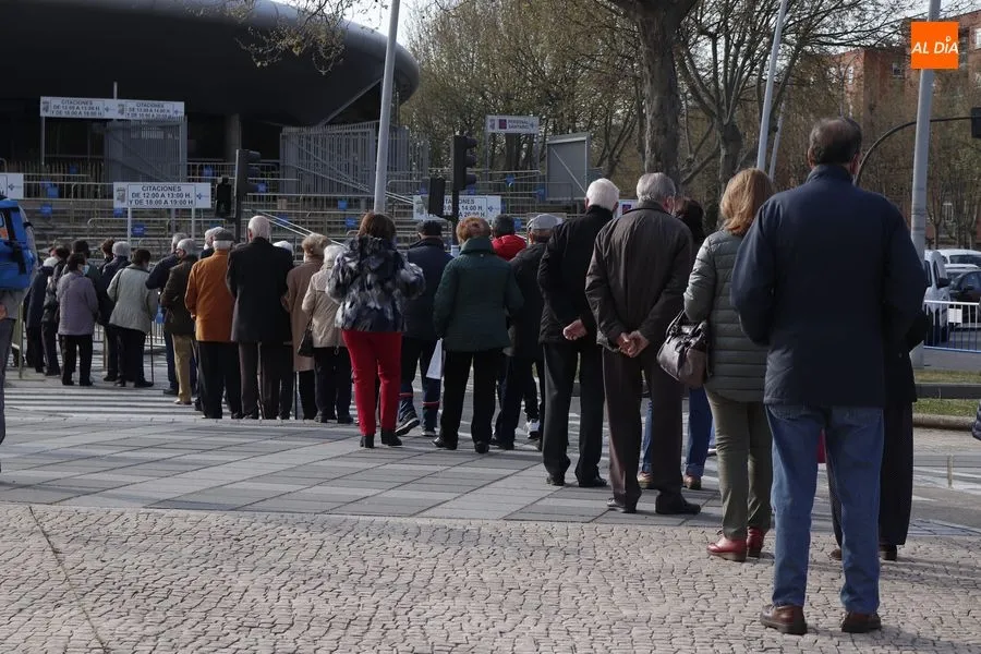 Foto 6 - Respuesta multitudinaria de los mayores de 80 a&ntilde;os a la vacunaci&oacute;n masiva en el Multiusos