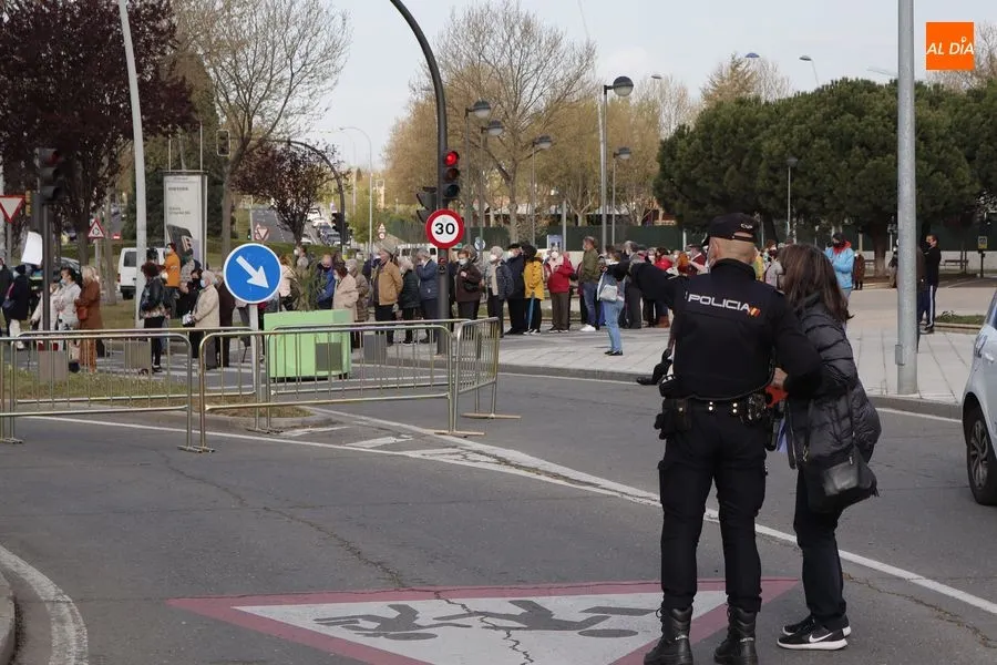 Foto 5 - Respuesta multitudinaria de los mayores de 80 a&ntilde;os a la vacunaci&oacute;n masiva en el Multiusos