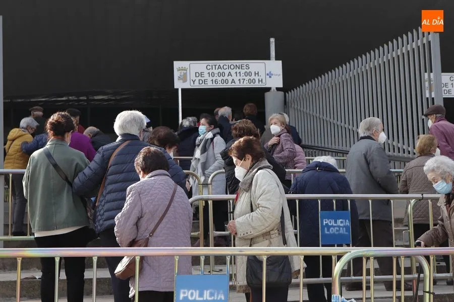 Foto 4 - Respuesta multitudinaria de los mayores de 80 a&ntilde;os a la vacunaci&oacute;n masiva en el Multiusos