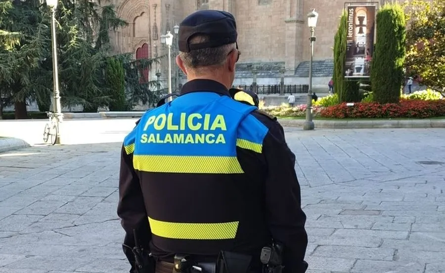 Agente de la Policía Local en la plaza de Anaya. Foto AYTO. SALAMANCA