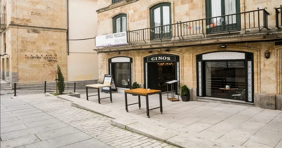 Fachada de Ginos Ristorante en la Plaza del Ángel en Salamanca