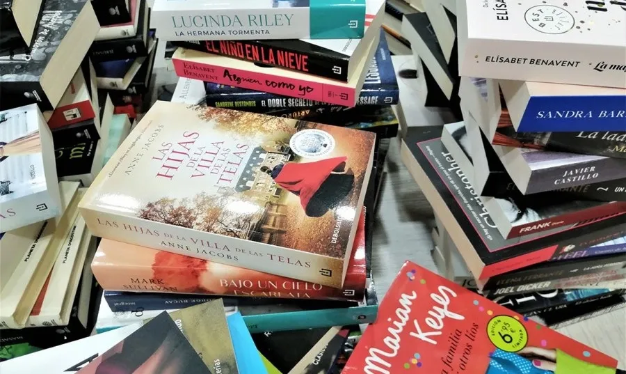 La Papelería de la Suerte ha reunido 224 libros nuevos, sin estrenar, de títulos y autores para todos los gustos que pueden disfrutar ya los pacientes de coronavirus