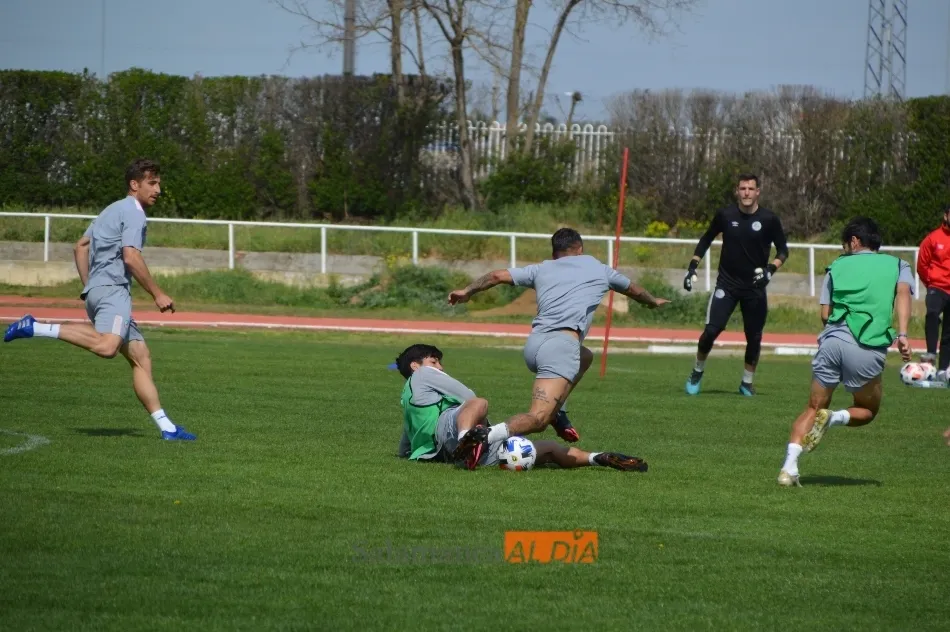 Foto 11 - Escobar prueba con Javi Navas y Juancho como &lsquo;9&rsquo; y el Puma da el susto en el entrenamiento del...