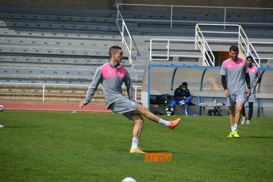 Foto 10 - Escobar prueba con Javi Navas y Juancho como &lsquo;9&rsquo; y el Puma da el susto en el entrenamiento del...