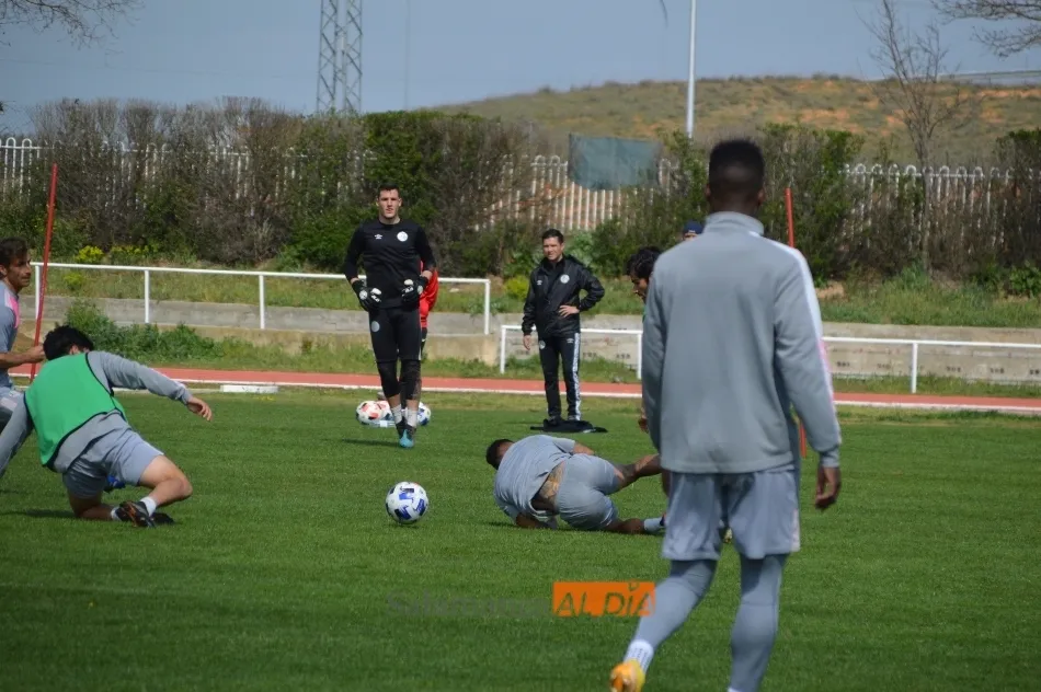 Foto 9 - Escobar prueba con Javi Navas y Juancho como &lsquo;9&rsquo; y el Puma da el susto en el entrenamiento del...