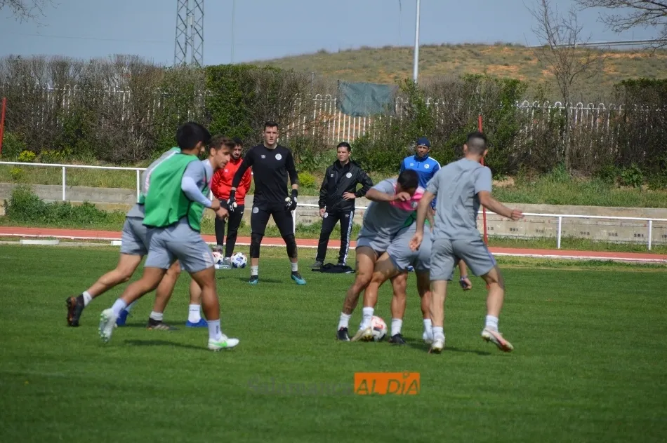 Foto 8 - Escobar prueba con Javi Navas y Juancho como &lsquo;9&rsquo; y el Puma da el susto en el entrenamiento del...