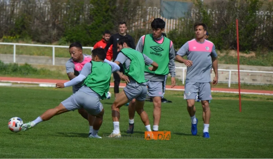 Foto 7 - Escobar prueba con Javi Navas y Juancho como &lsquo;9&rsquo; y el Puma da el susto en el entrenamiento del...