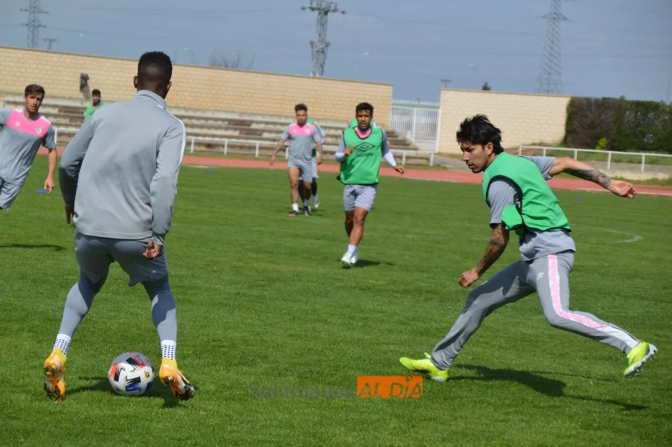 Foto 6 - Escobar prueba con Javi Navas y Juancho como &lsquo;9&rsquo; y el Puma da el susto en el entrenamiento del...