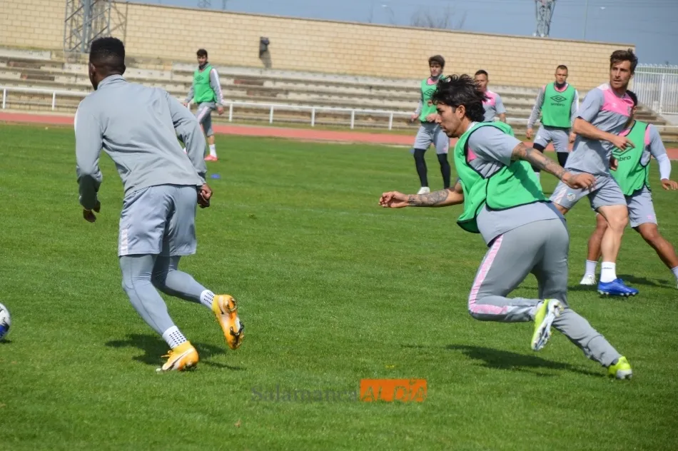 Foto 5 - Escobar prueba con Javi Navas y Juancho como &lsquo;9&rsquo; y el Puma da el susto en el entrenamiento del...