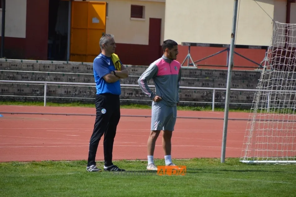 Foto 4 - Escobar prueba con Javi Navas y Juancho como &lsquo;9&rsquo; y el Puma da el susto en el entrenamiento del...