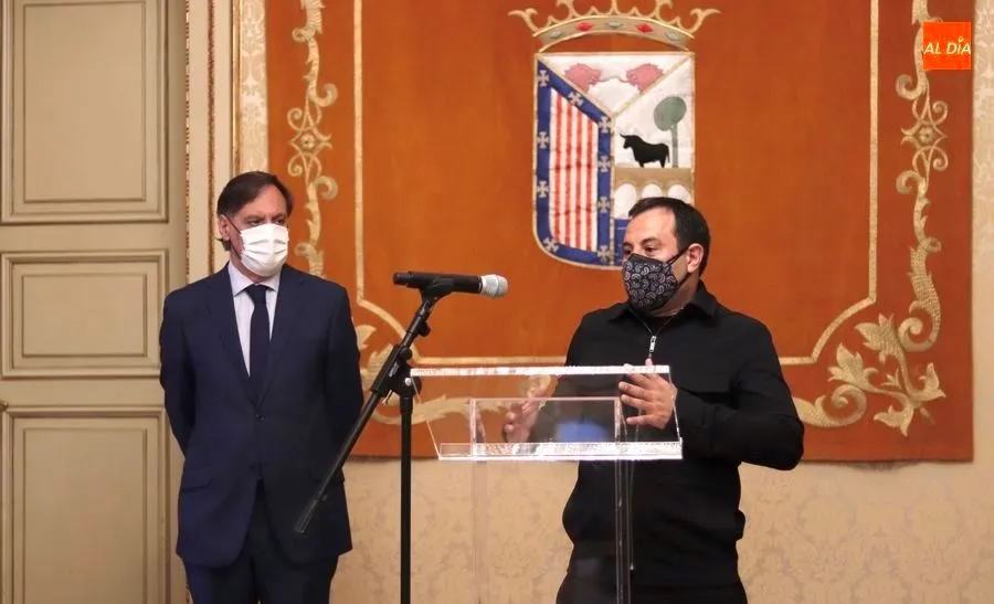 El chef Óscar Calleja, en el Ayuntamiento, junto al alcalde Carlos García Carbayo. Foto de Guillermo García