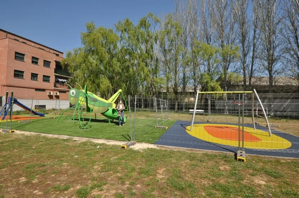 La concejala Marta Labrador durante su visita al parque infantil de la avenida Segovia