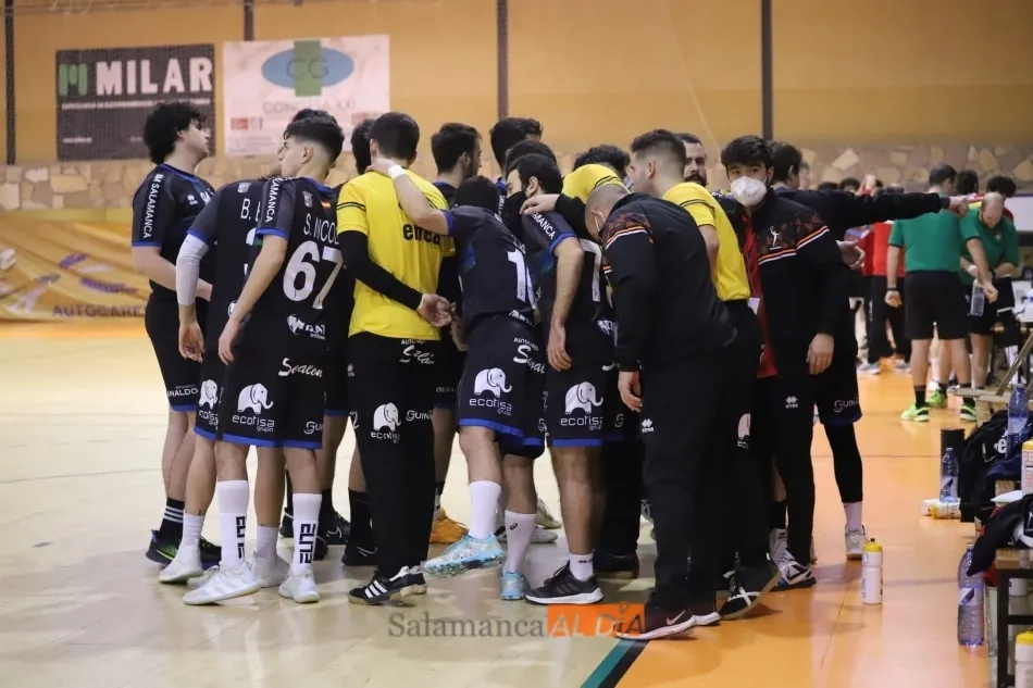 Piña del BM Salamanca en un partido