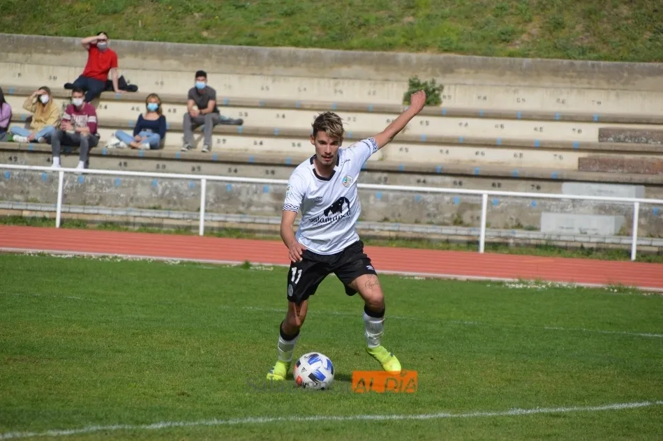 Amis Mulas, justo antes de marcar un gol