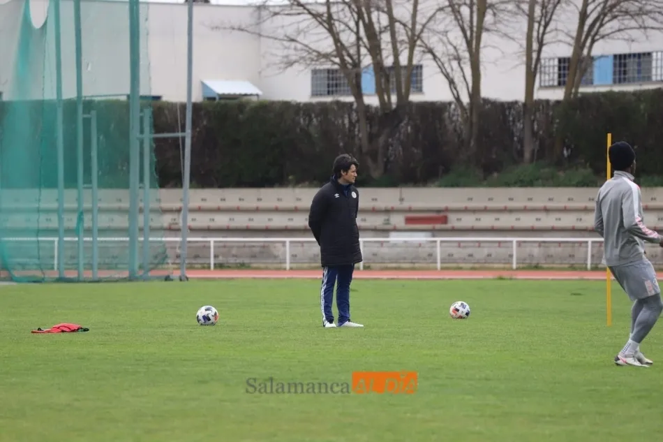Escobar observa el entrenamiento de sus jugadores