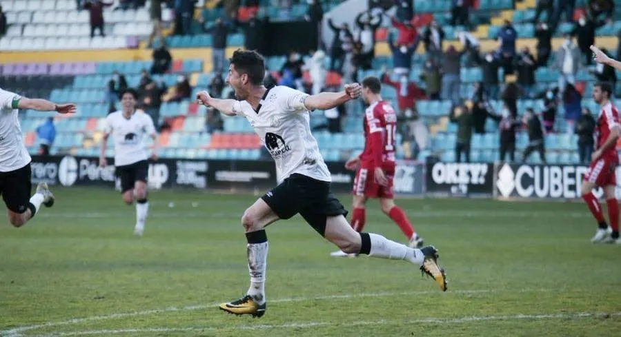 Nacho, defensa del Salamanca UDS, en la celebración del gol que marcó a Unionistas. Foto @SalamancaCFUDS