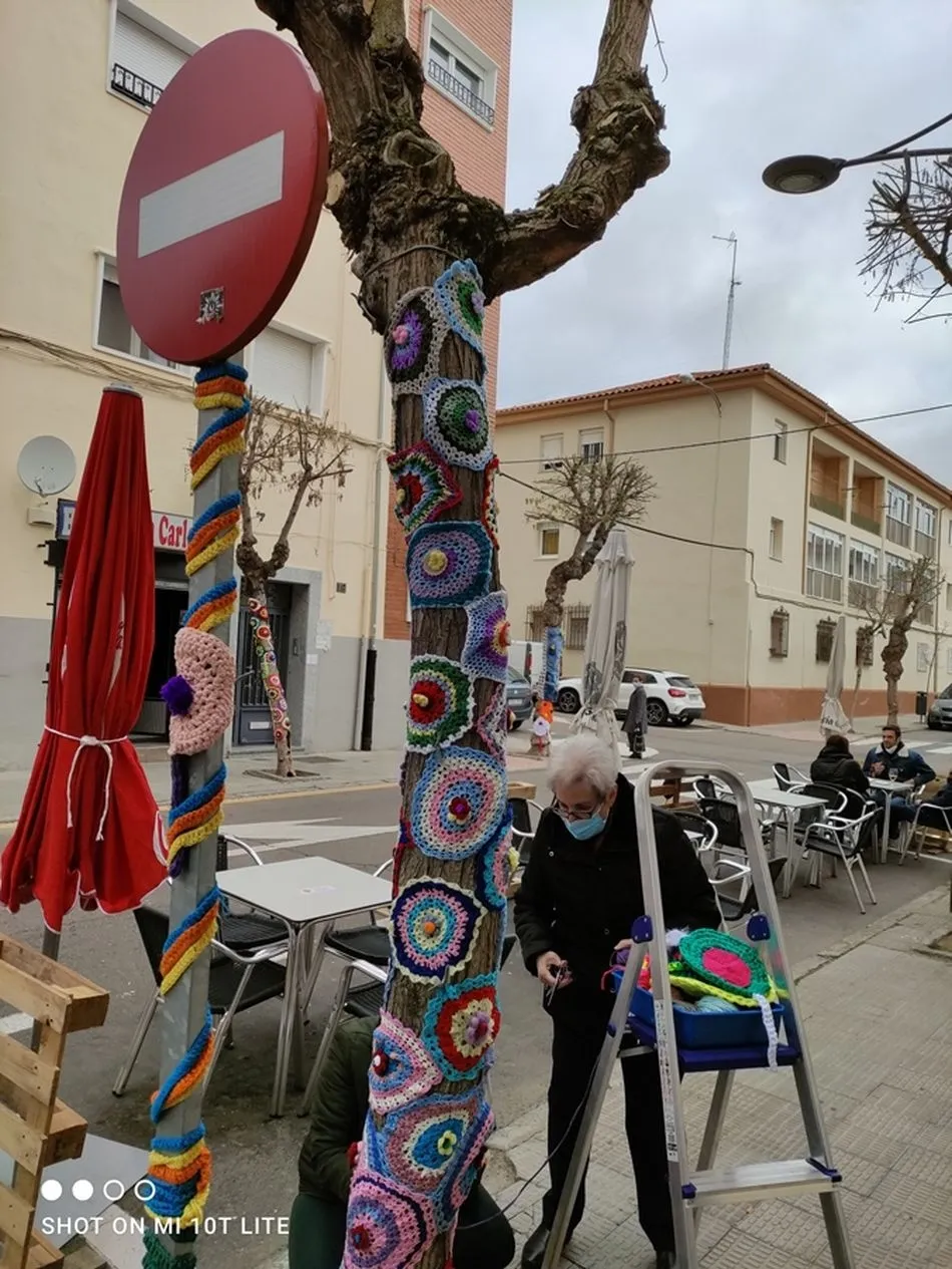 Foto 4 - ASECAL y sus mayores llenan de ganchillo y de color las calles de la ciudad