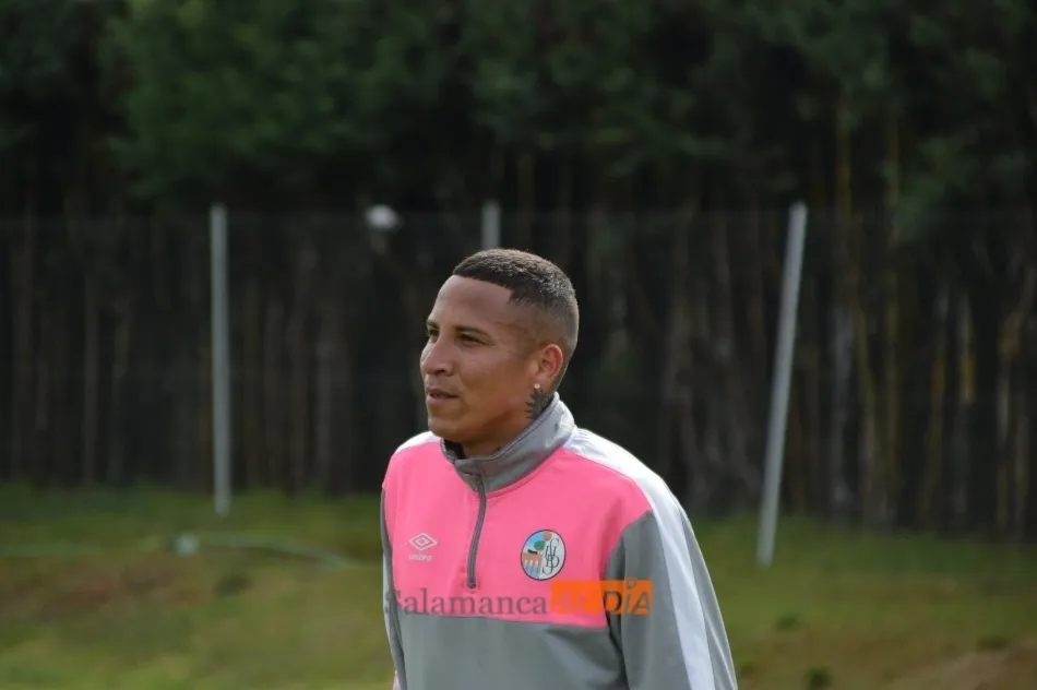 Foto 11 - Juancho le gana la batalla a Navas por ser el &lsquo;9&rsquo; del Salamanca en Oviedo en un entrenamiento...