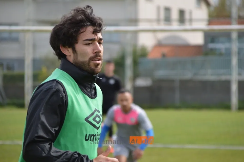 Foto 10 - Juancho le gana la batalla a Navas por ser el &lsquo;9&rsquo; del Salamanca en Oviedo en un entrenamiento...
