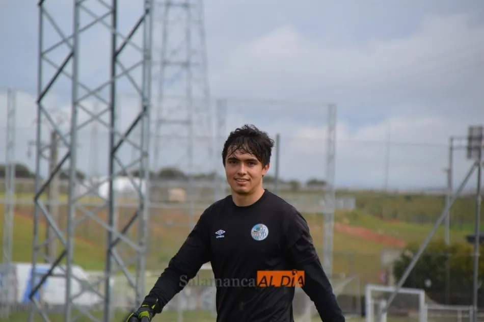 Foto 9 - Juancho le gana la batalla a Navas por ser el &lsquo;9&rsquo; del Salamanca en Oviedo en un entrenamiento...