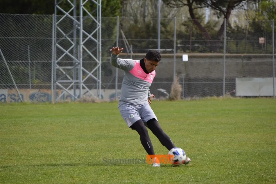 Foto 8 - Juancho le gana la batalla a Navas por ser el &lsquo;9&rsquo; del Salamanca en Oviedo en un entrenamiento...