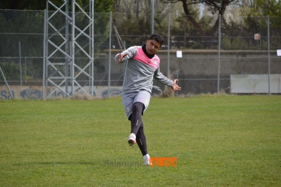 Foto 6 - Juancho le gana la batalla a Navas por ser el &lsquo;9&rsquo; del Salamanca en Oviedo en un entrenamiento...