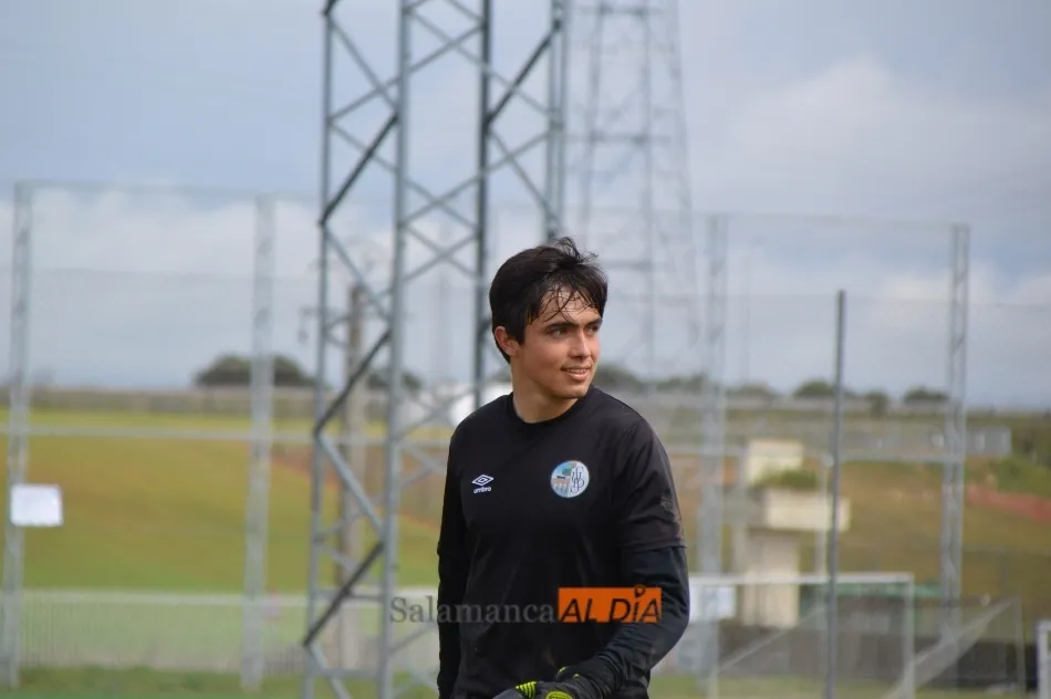 Foto 5 - Juancho le gana la batalla a Navas por ser el &lsquo;9&rsquo; del Salamanca en Oviedo en un entrenamiento...