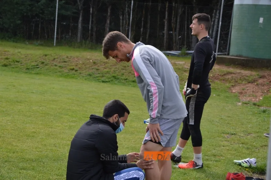 Foto 4 - Juancho le gana la batalla a Navas por ser el &lsquo;9&rsquo; del Salamanca en Oviedo en un entrenamiento...