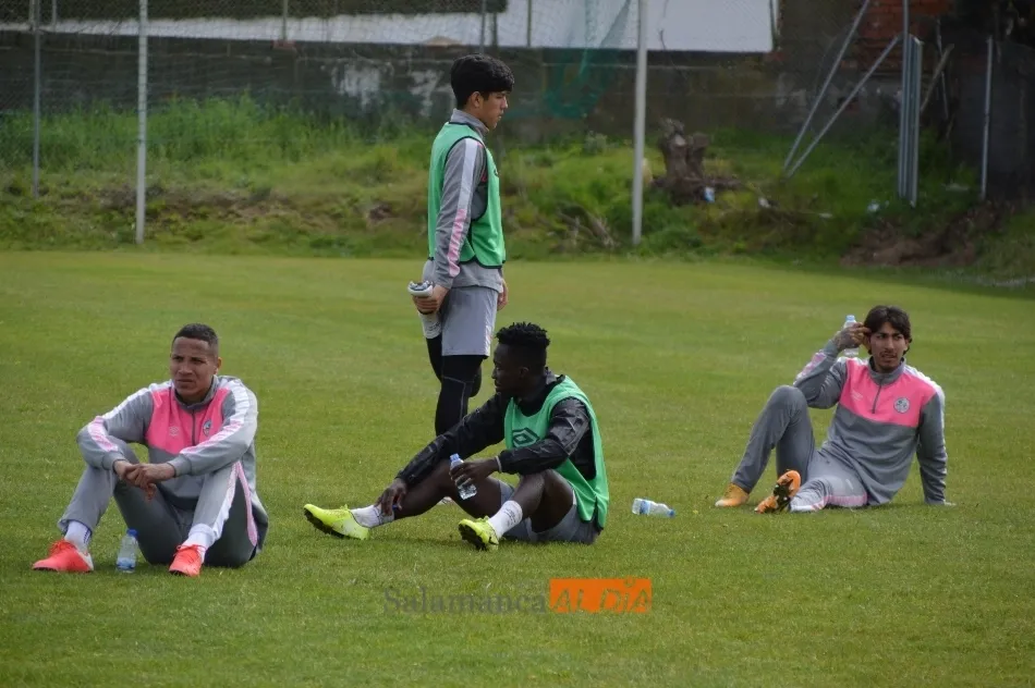 Foto 3 - Juancho le gana la batalla a Navas por ser el &lsquo;9&rsquo; del Salamanca en Oviedo en un entrenamiento...