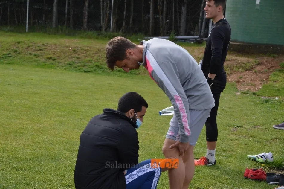 Foto 2 - Juancho le gana la batalla a Navas por ser el &lsquo;9&rsquo; del Salamanca en Oviedo en un entrenamiento...