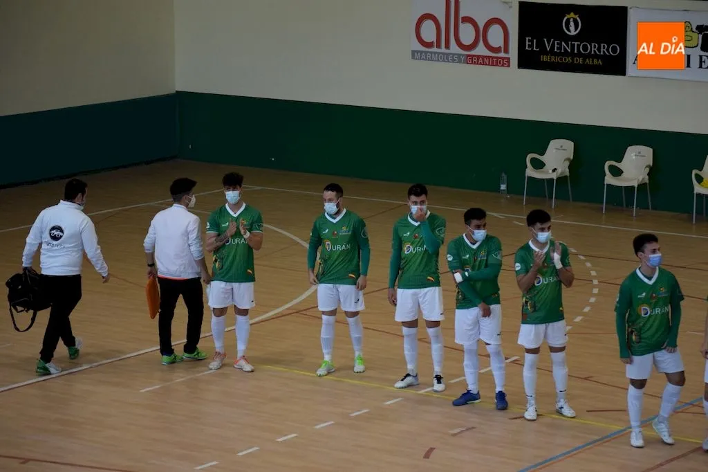 Jugadores del Piensos Durán Albense saltan al terreno de juego / Pedro Zaballos