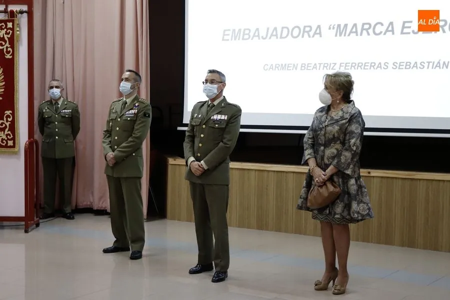 Foto 9 - La periodista Carmen Ferreras recibe el reconocimiento de 'Embajadora Marca Ej&eacute;rcito' en Salamanca