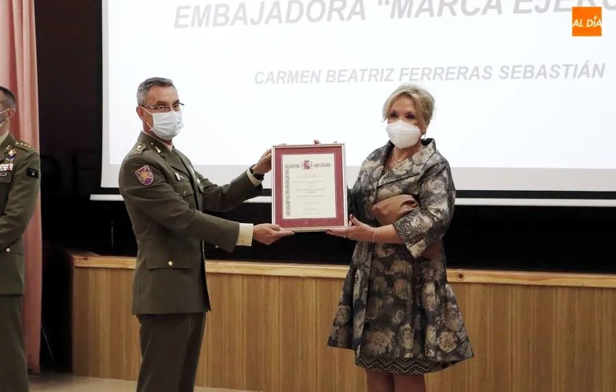 La periodista Carmen Beatriz Ferreras recibiendo este reconocimiento. Foto de Guillermo García