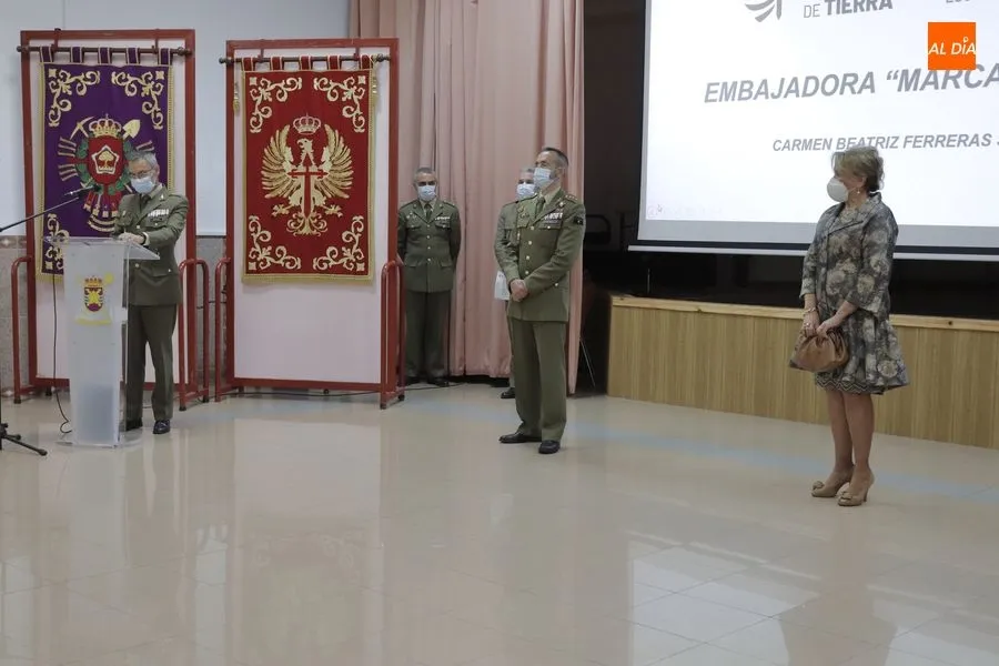 Foto 8 - La periodista Carmen Ferreras recibe el reconocimiento de 'Embajadora Marca Ej&eacute;rcito' en Salamanca