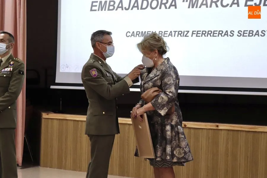 Foto 4 - La periodista Carmen Ferreras recibe el reconocimiento de 'Embajadora Marca Ej&eacute;rcito' en Salamanca