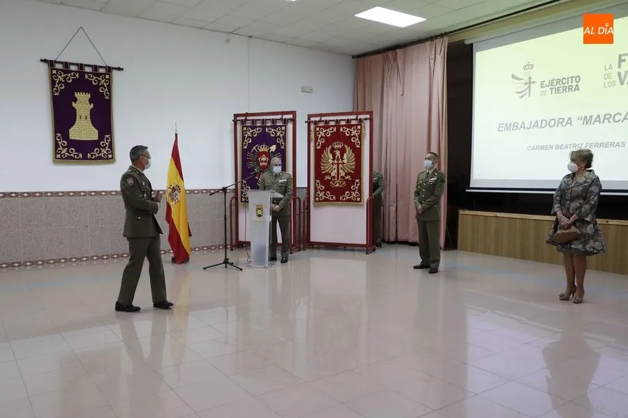 Foto 2 - La periodista Carmen Ferreras recibe el reconocimiento de 'Embajadora Marca Ej&eacute;rcito' en Salamanca
