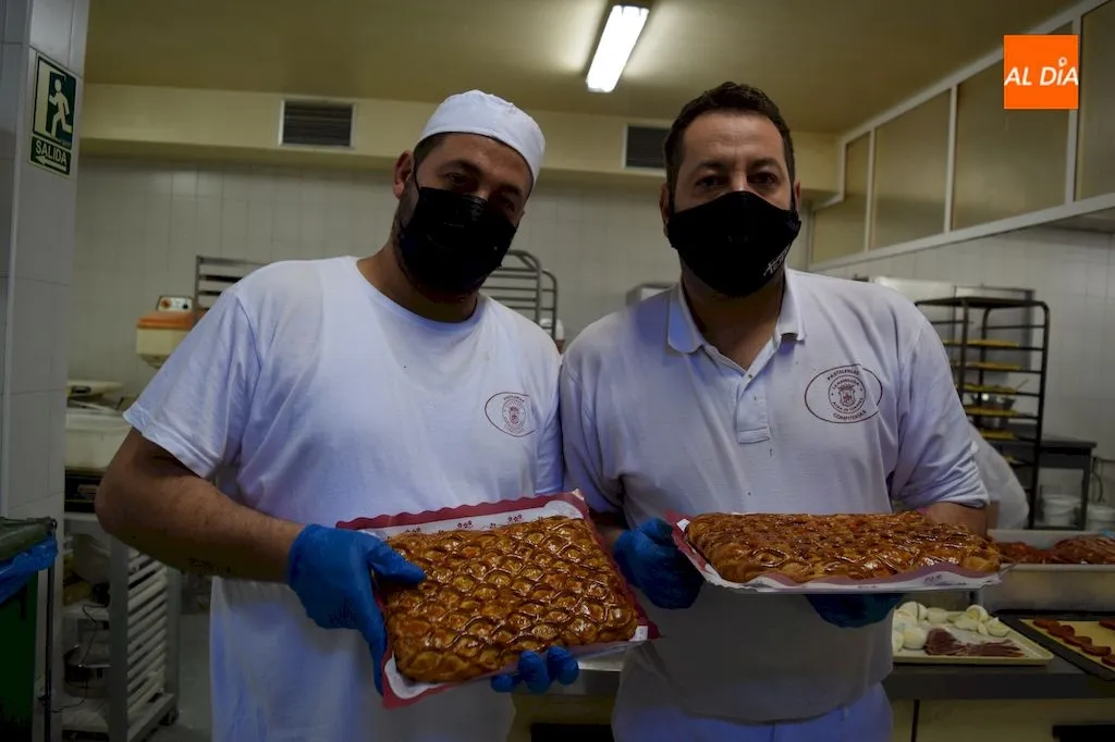 Tobías y Marcos Hernández sujetan hornazos realizados en su obrador de Alba de Tormes / Pedro Zaballos