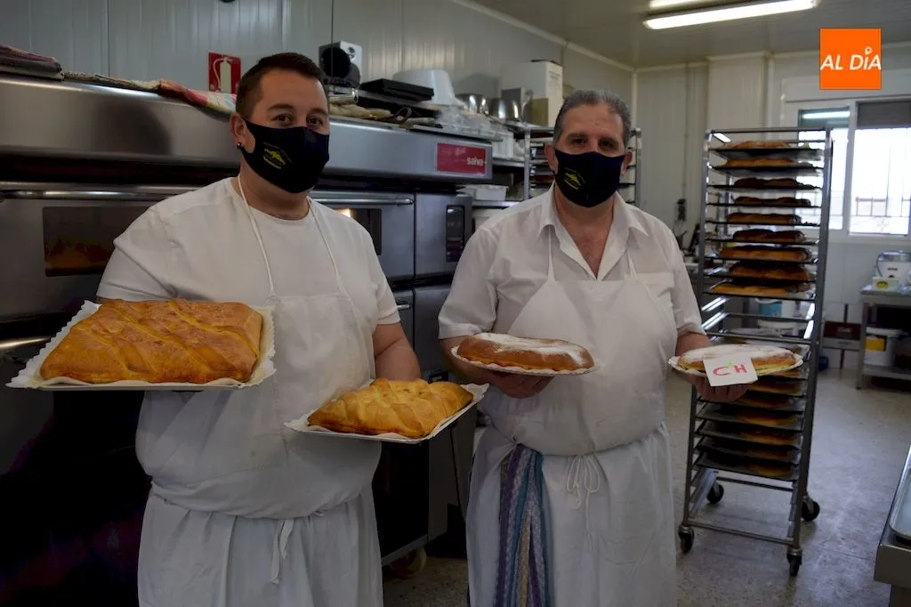 Isaac padre e Isaac hijo sostienen hornazos realizados en su obrador / Pedro Zaballos