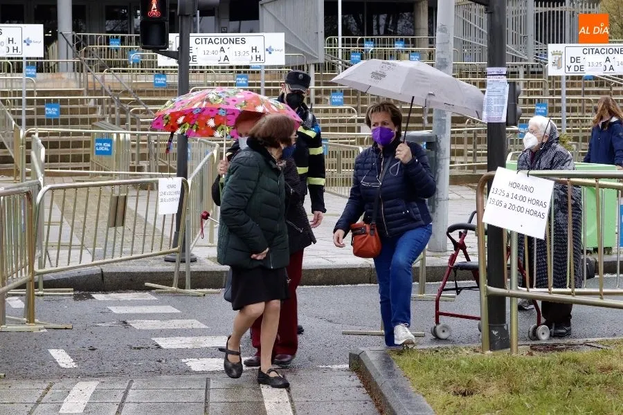 Pacientes en el acceso al Multiusos para la vacunación masiva en Salamanca